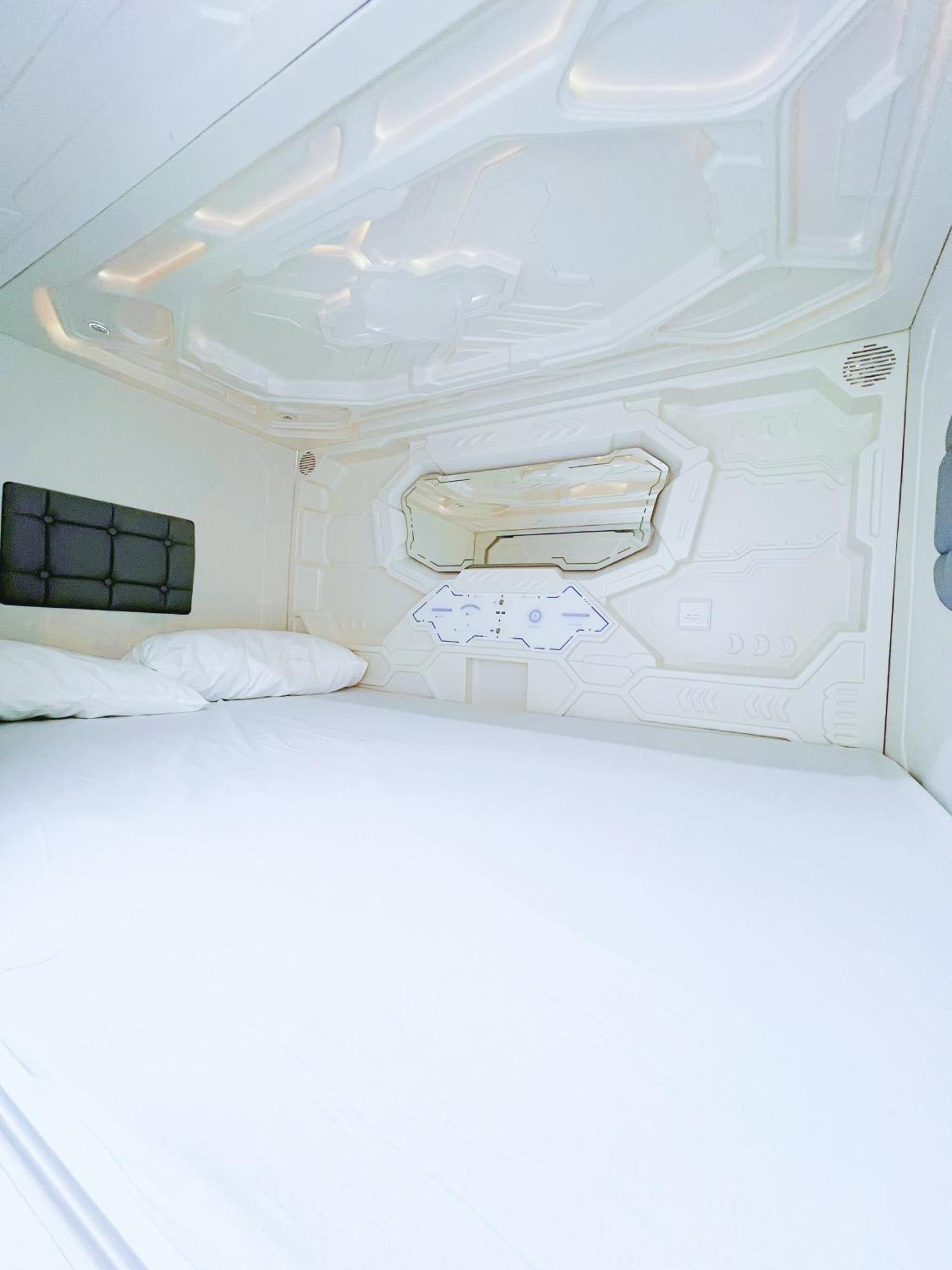 Hostel Space Capsule Мадрид Екстер'єр фото