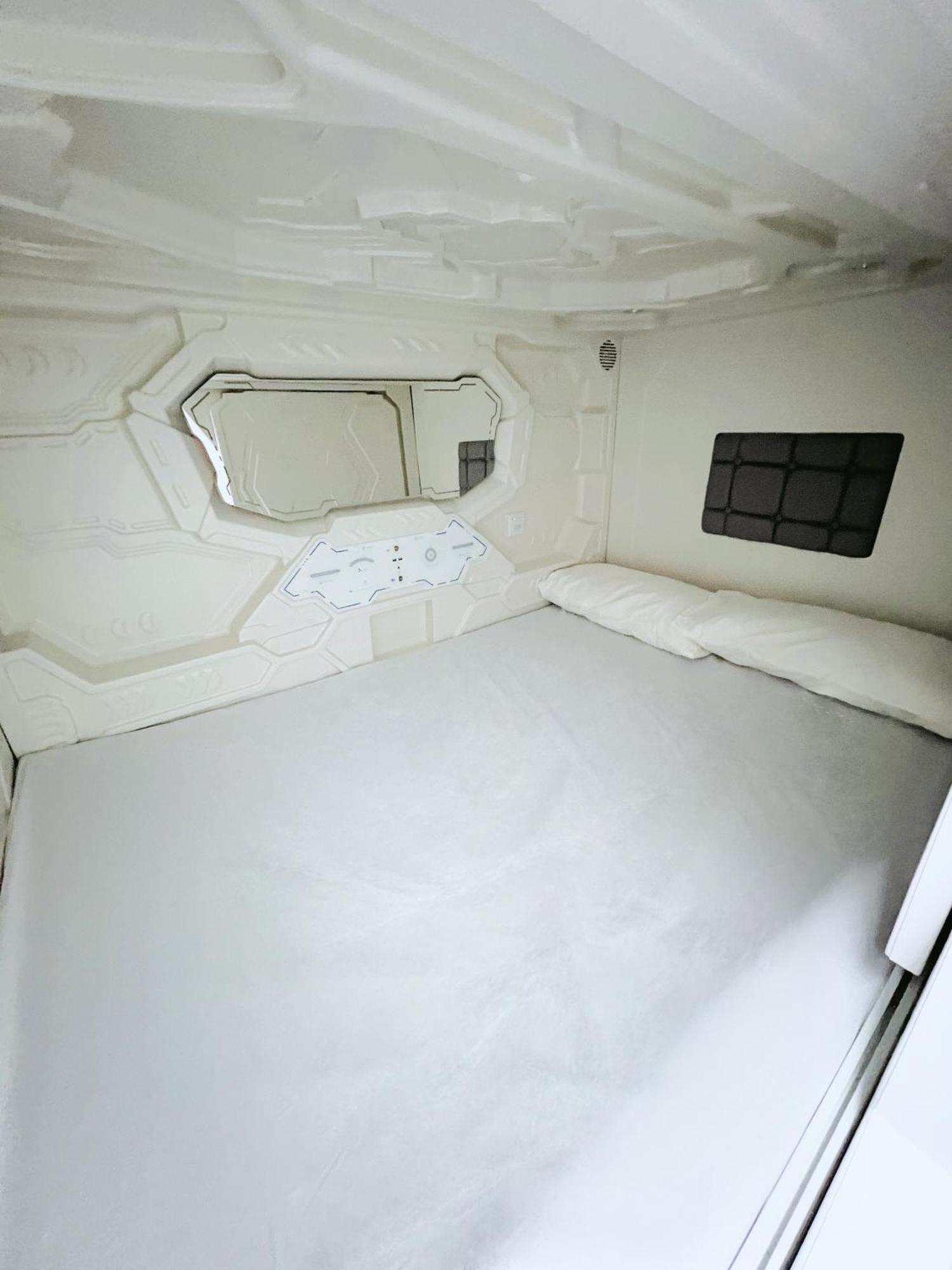 Hostel Space Capsule Мадрид Екстер'єр фото