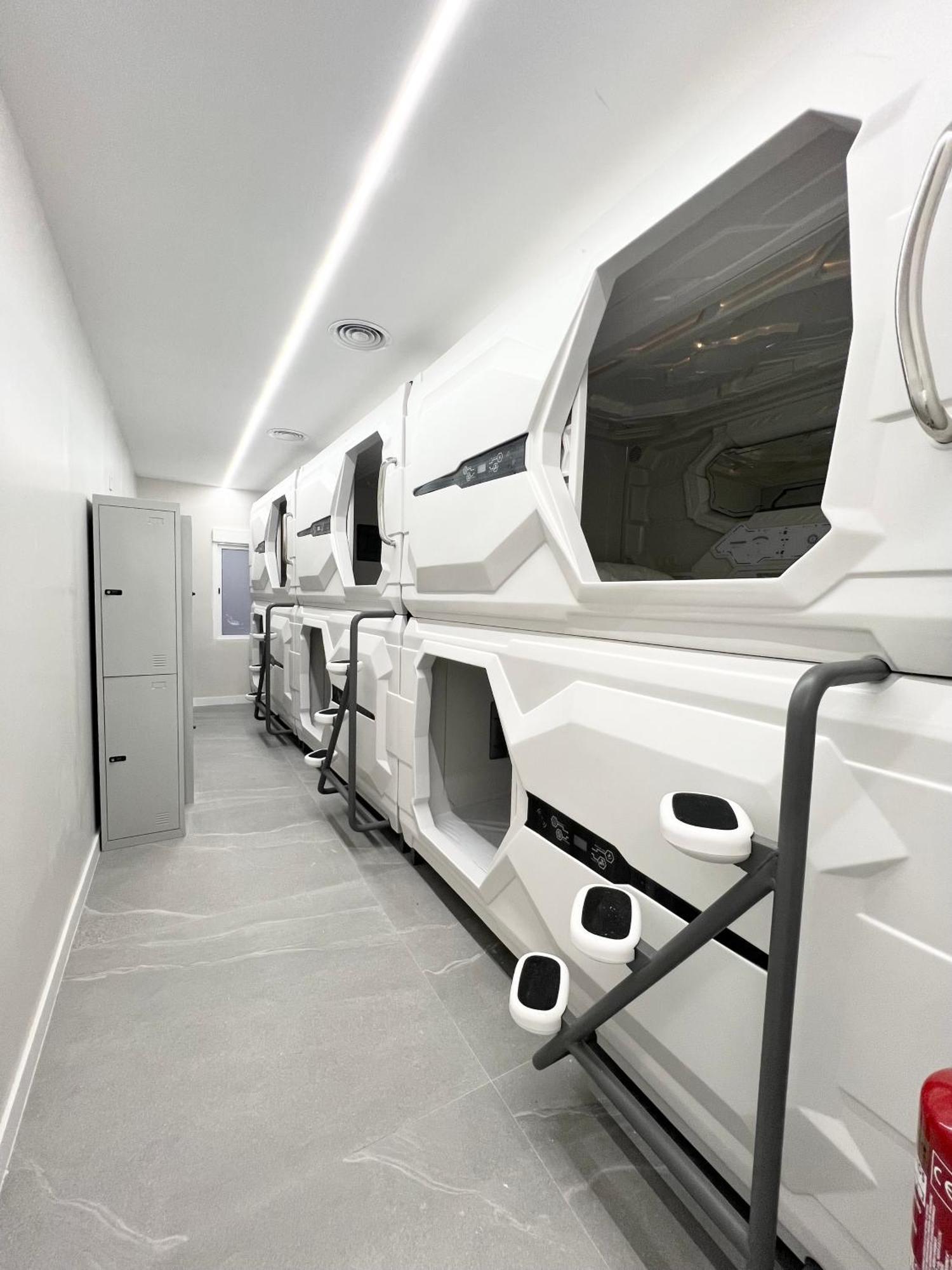 Hostel Space Capsule Мадрид Екстер'єр фото