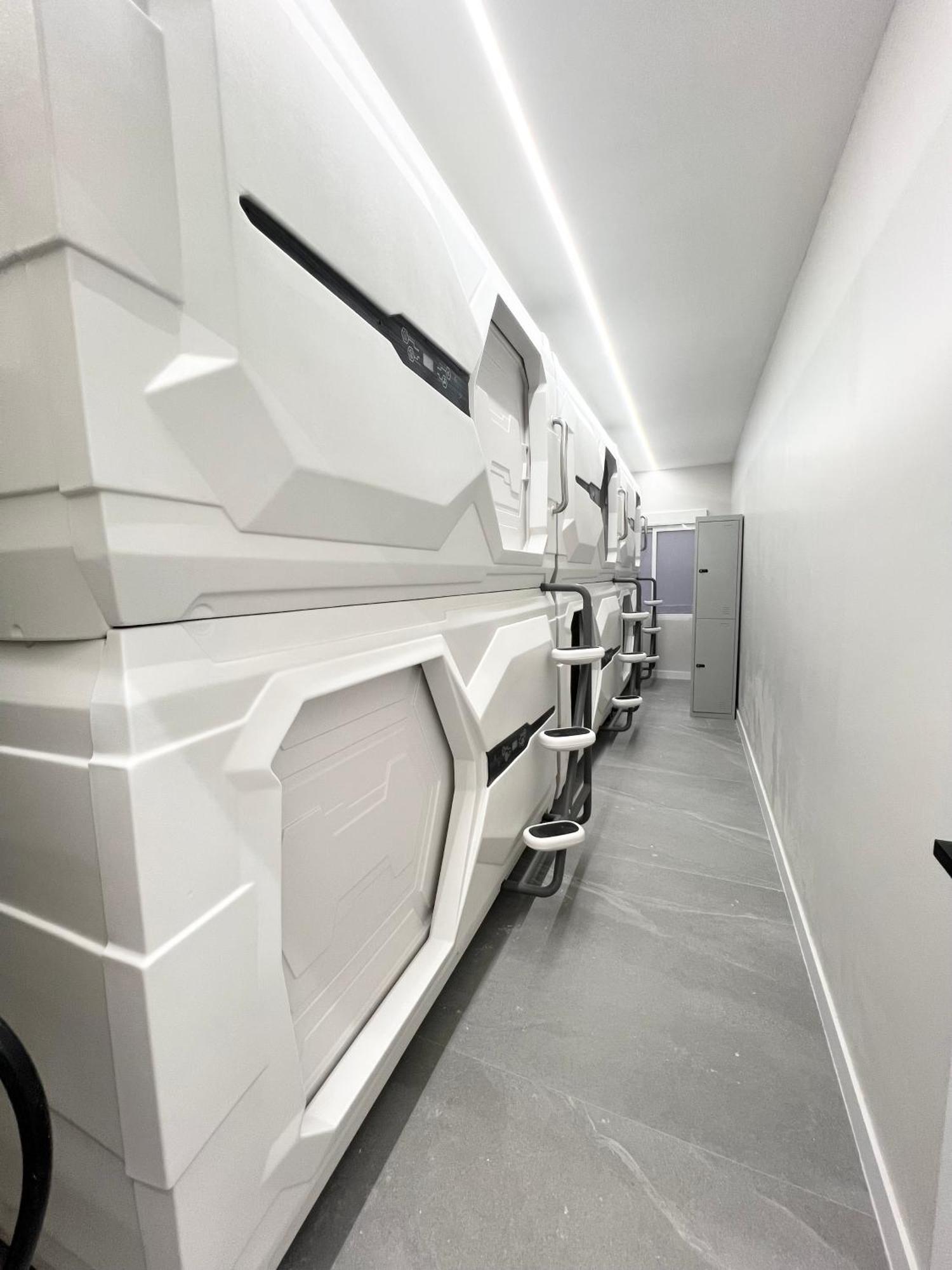 Hostel Space Capsule Мадрид Екстер'єр фото