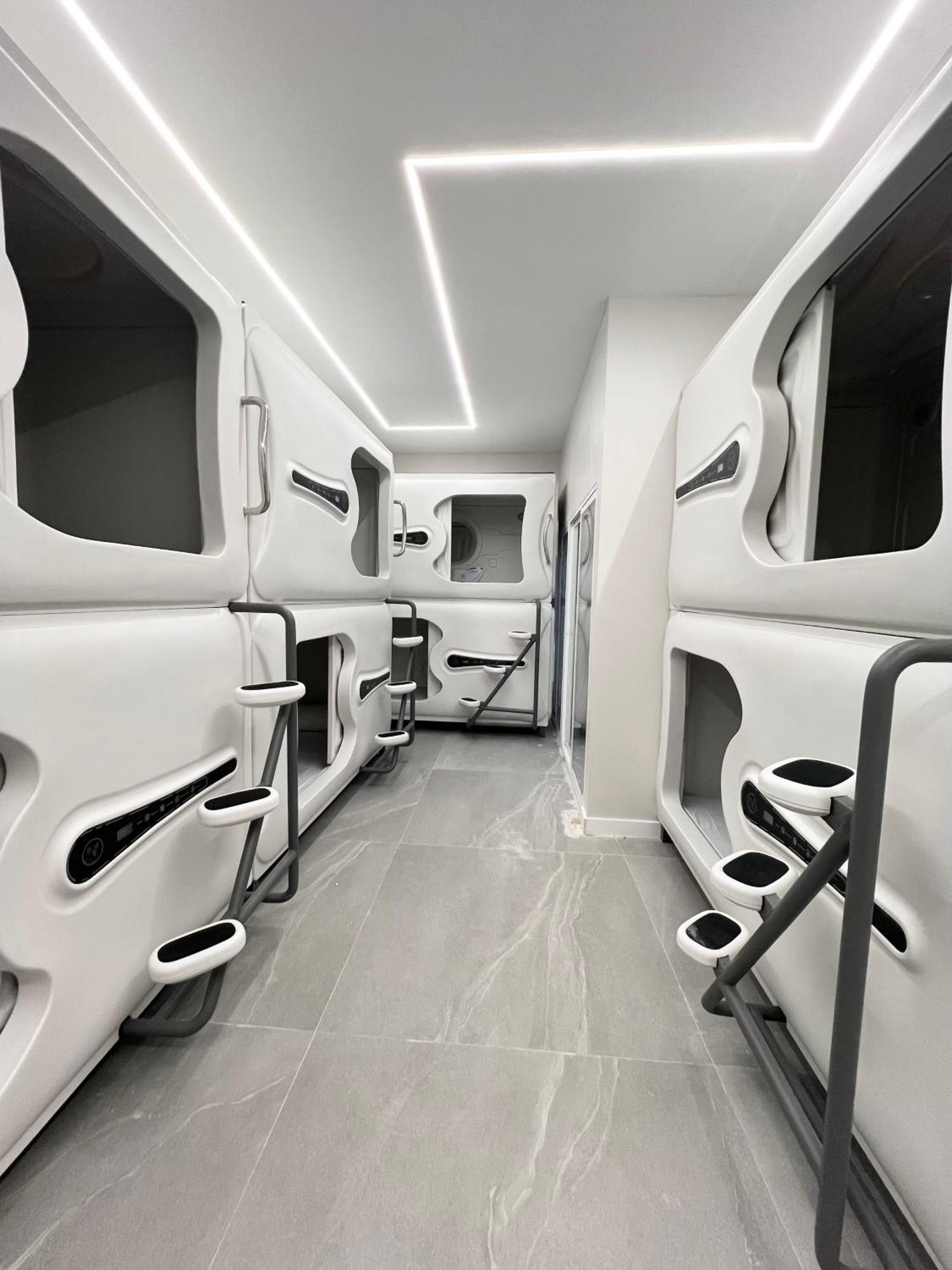 Hostel Space Capsule Мадрид Екстер'єр фото