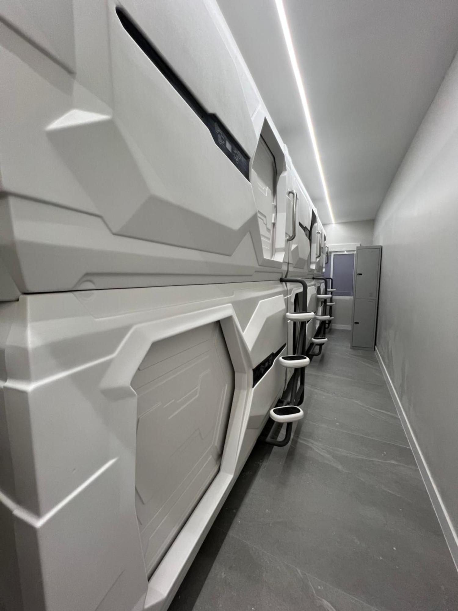 Hostel Space Capsule Мадрид Екстер'єр фото