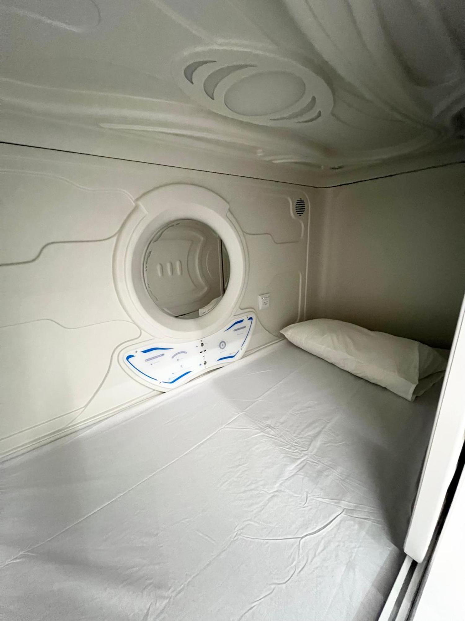 Hostel Space Capsule Мадрид Екстер'єр фото