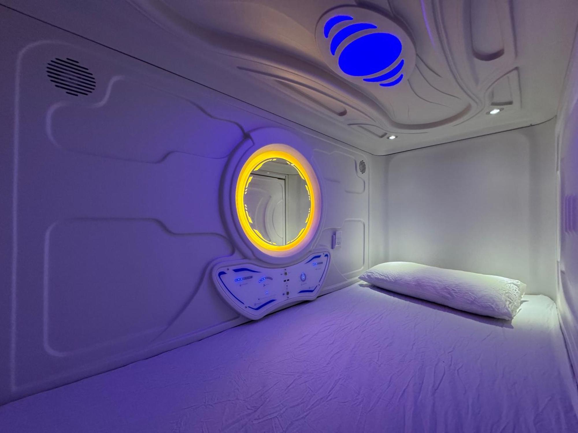 Hostel Space Capsule Мадрид Екстер'єр фото