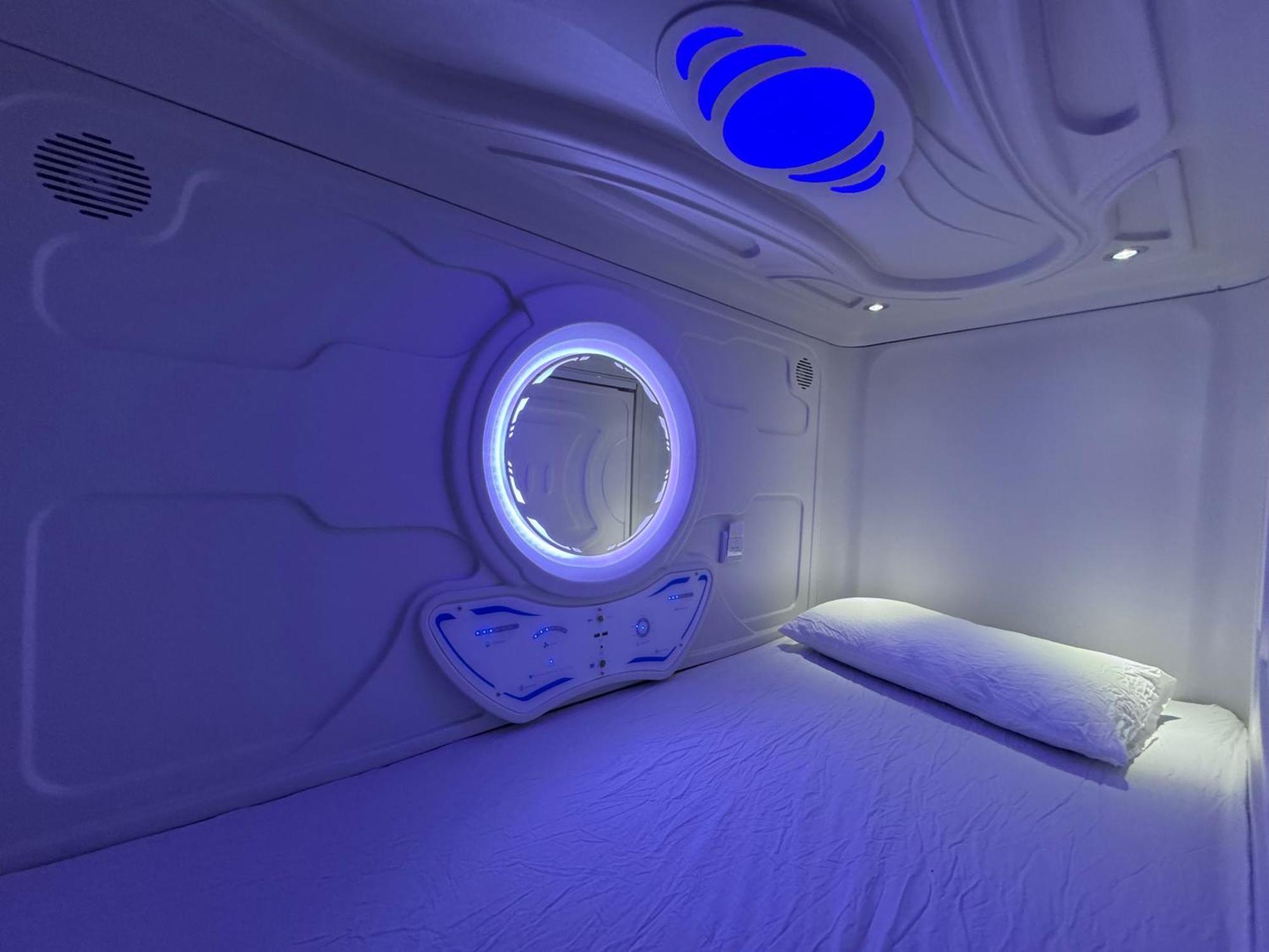 Hostel Space Capsule Мадрид Екстер'єр фото