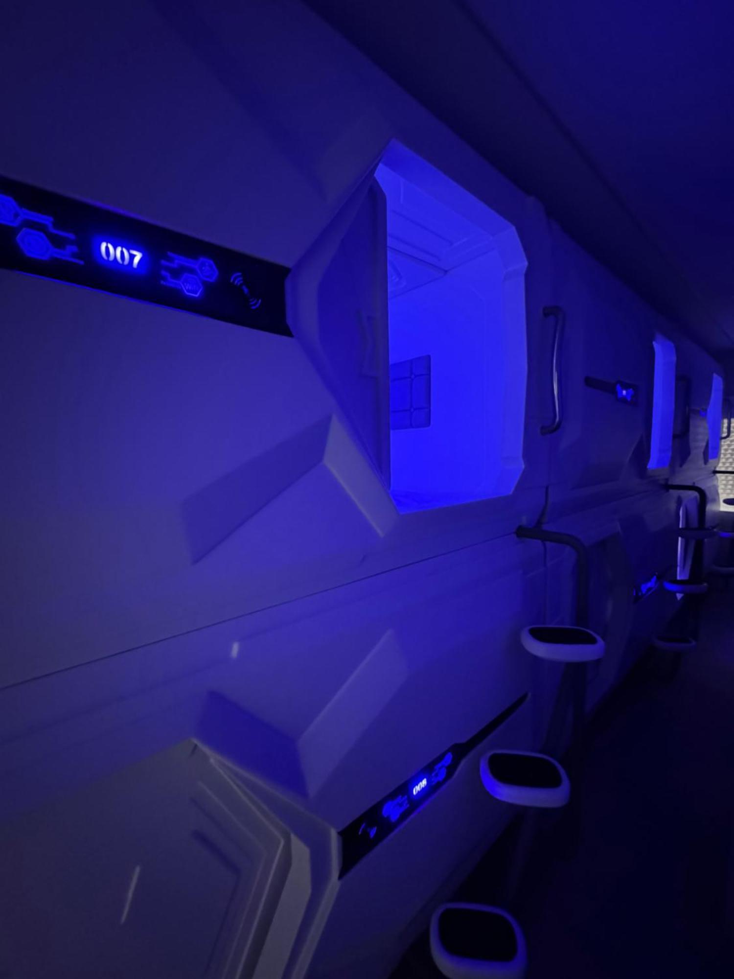 Hostel Space Capsule Мадрид Екстер'єр фото