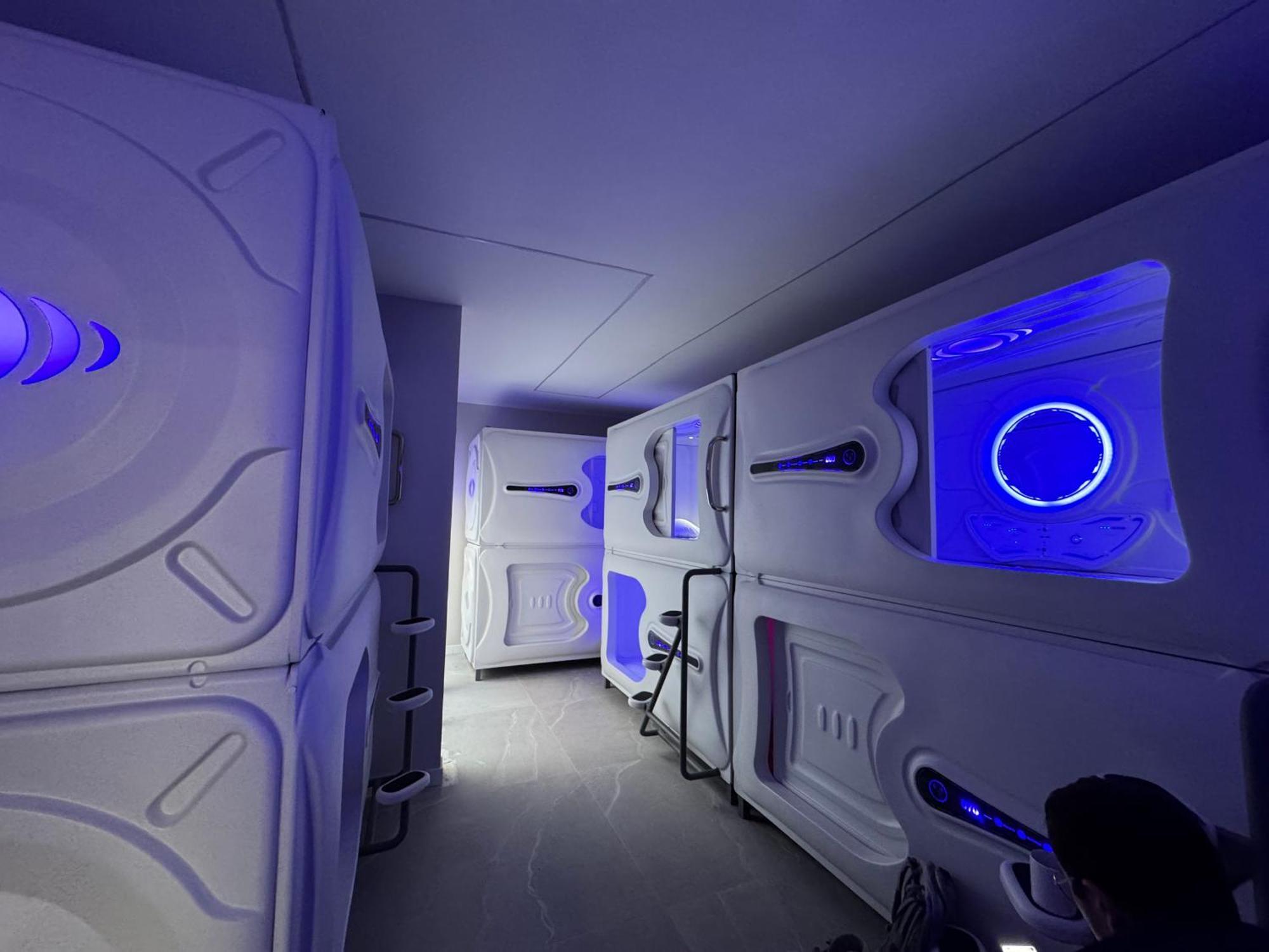 Hostel Space Capsule Мадрид Екстер'єр фото