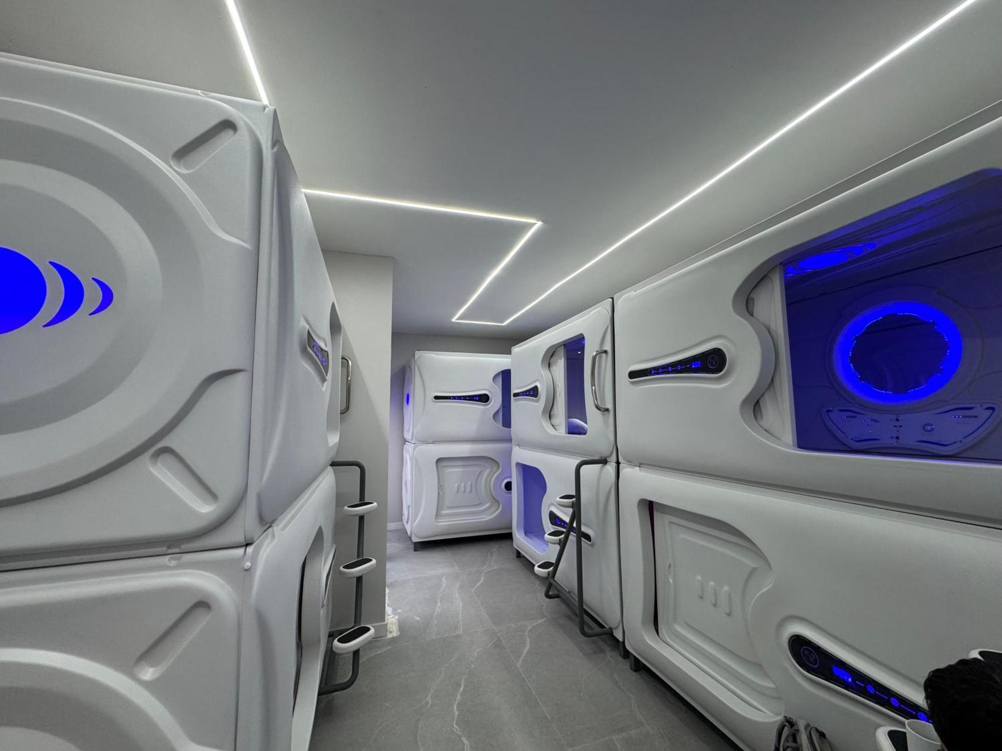Hostel Space Capsule Мадрид Екстер'єр фото