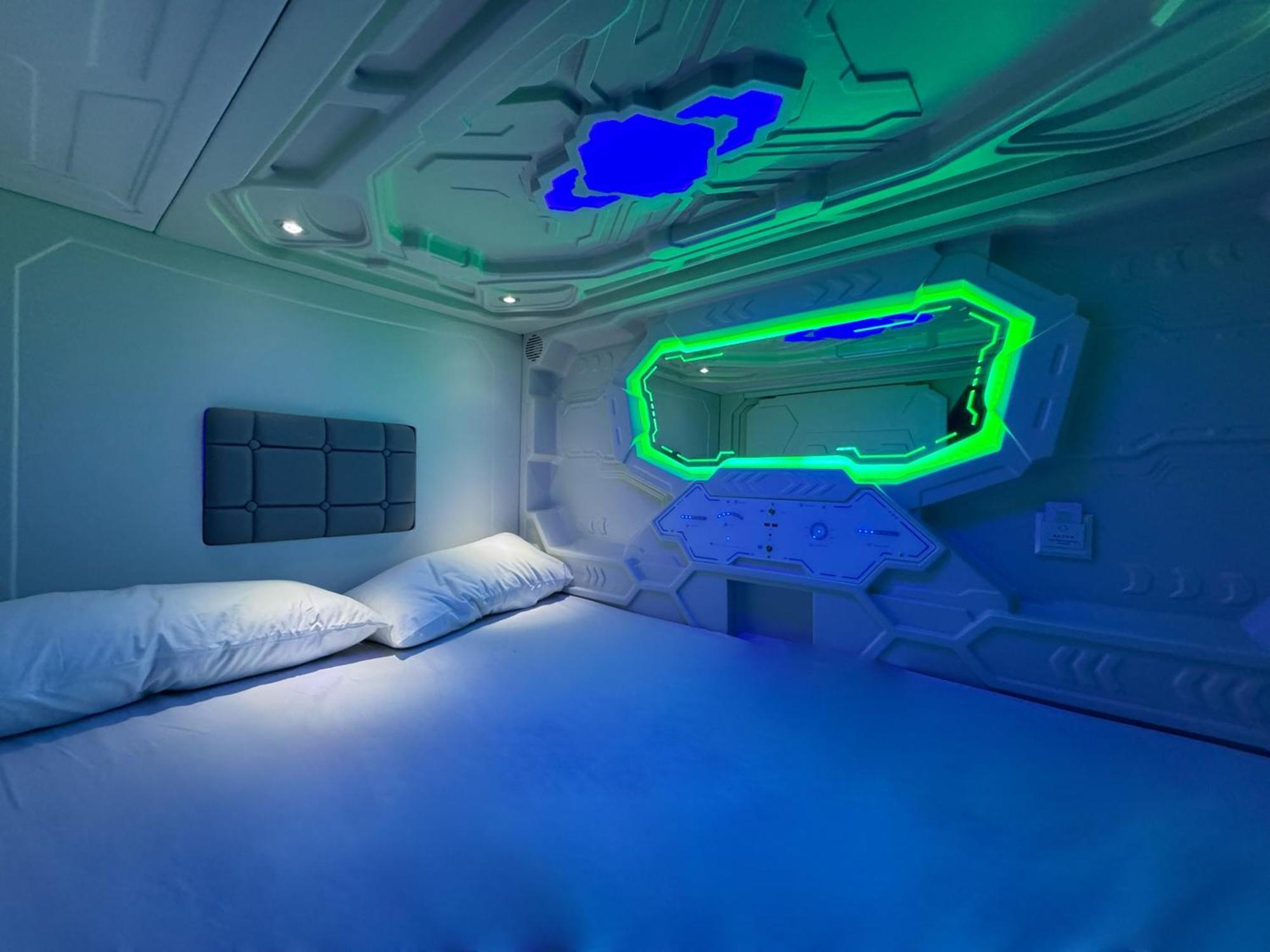 Hostel Space Capsule Мадрид Екстер'єр фото